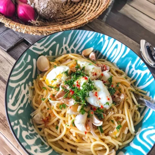Assiette de spaghetti à l'ail et à l'huile garnie de persil frais