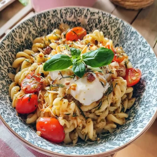 Fusilli savoureux avec pesto maison sur une assiette