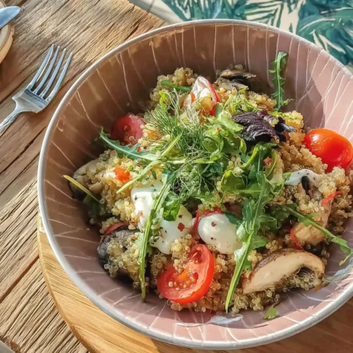 Salade de quinoa aux légumes croquants, colorée et appétissante.